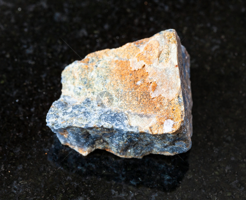 地质采集的天然矿物样本封存黑色花岗岩背景的未喷洒Crondum岩石图片