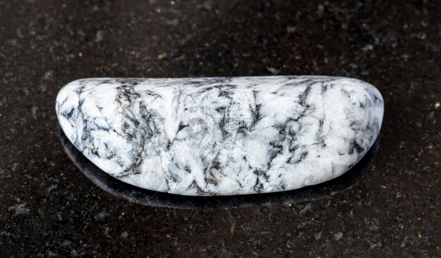 俄罗斯南乌拉尔州Satkinskoe矿床的黑色花岗岩底上抛光的磁石图片