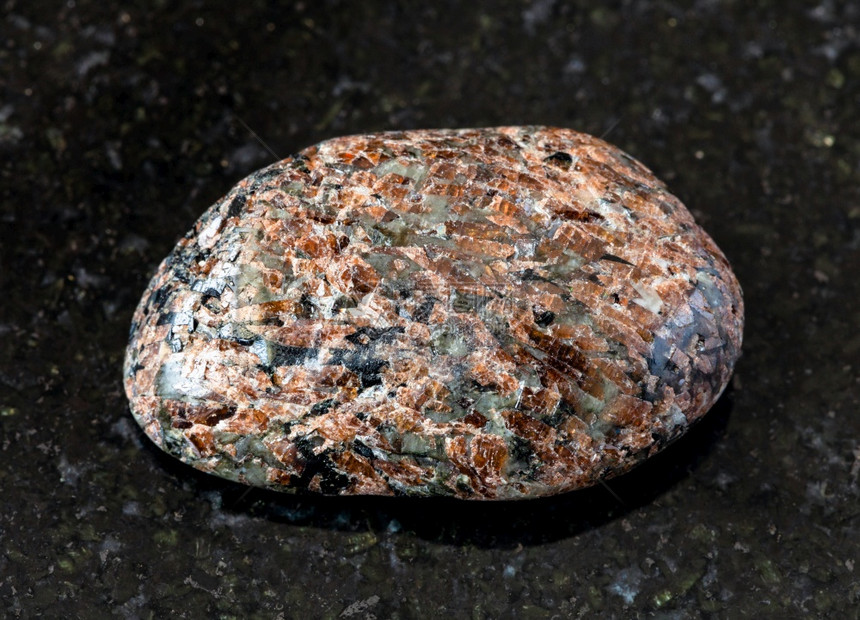 从地质采集的自然矿物样本封闭式抽黑花岗半岛Khibiny的黑花岗岩底抛光泰坦Spene岩石图片