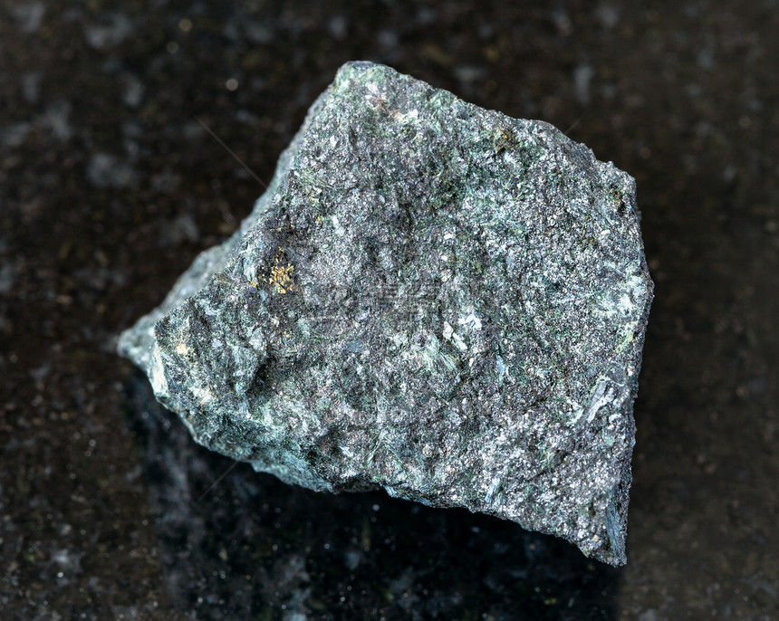 俄罗斯科夫多尔矿床黑花岗岩底的粗金刚石矿图片