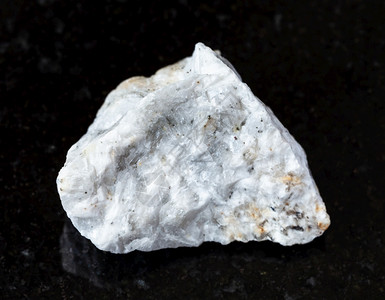 钡地质采集的自然矿物样本查封来自俄罗斯阿迪盖亚市Maykopsky区Belorechensk矿床的黑花岗岩底的未加工巴里特矿的未加背景