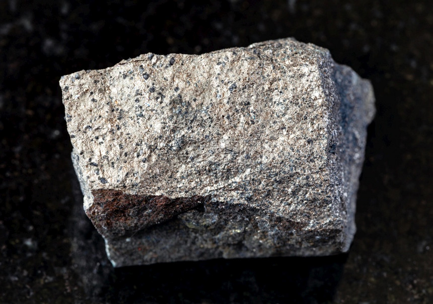 在俄罗斯科拉半岛的黑花岗岩背景上采集地质的天然矿物样本俄罗斯科拉半岛的黑花岗岩上未粉碎的PyrrhotitePyrotite岩石图片