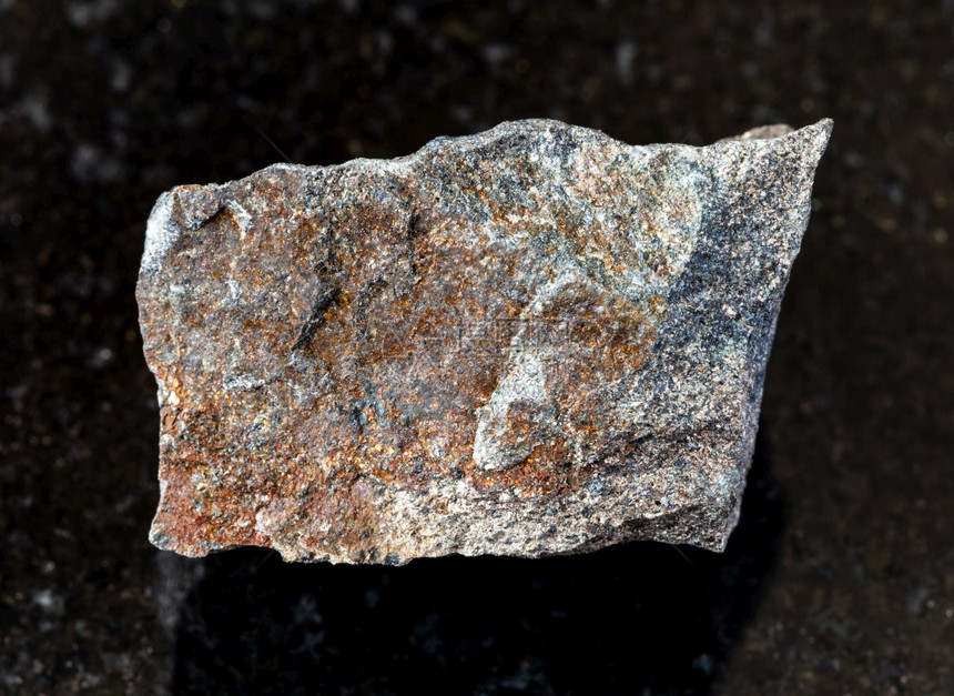地质采集中自然矿物样本的查封俄罗斯科拉半岛黑花岗岩背景的粗皮热Pyrrhotite俄罗斯科拉半岛图片