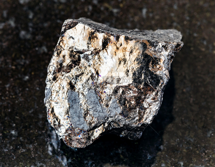 地质采集的天然矿物样本查封乌克兰黑花岗岩本底的未污染沥青煤黑本底的未污染沥青煤黑图片