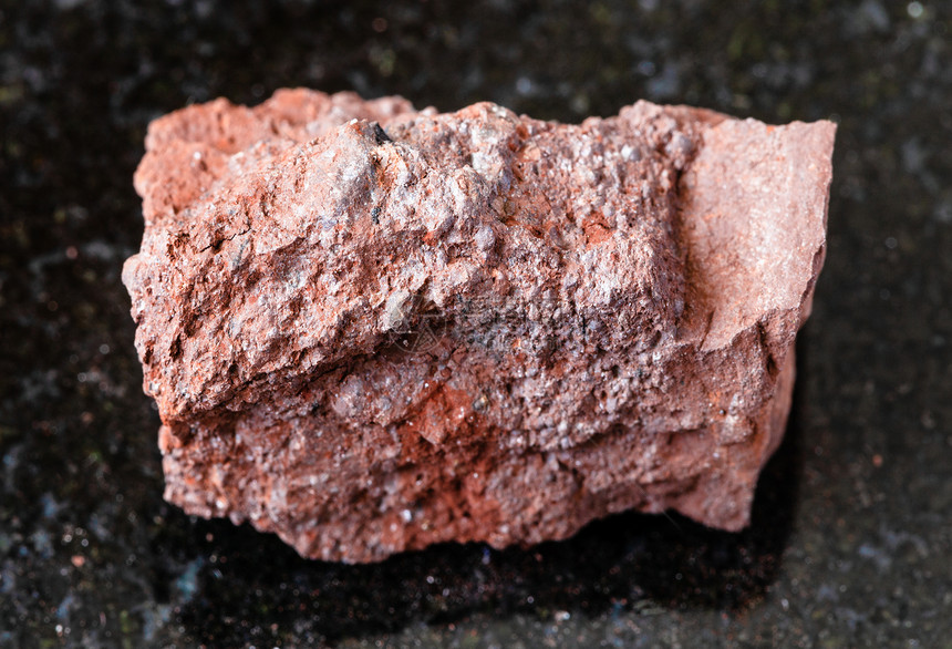 地质采集的自然矿物样本查封乌克兰黑色花岗岩背景的粗波罗图片