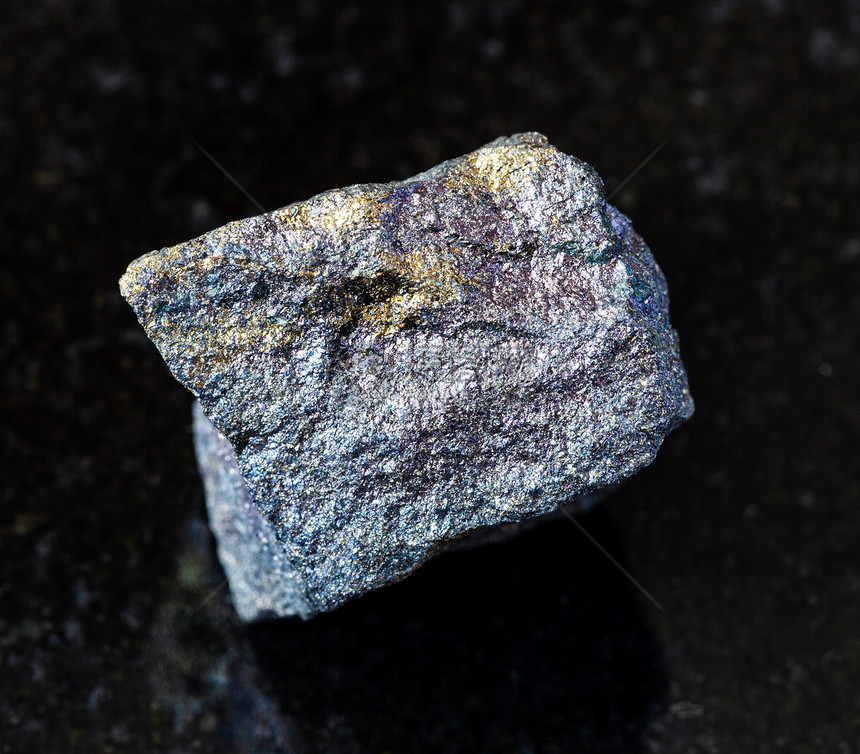 地质采集的天然矿物样本查封阿塞拜疆黑花岗岩背景的原生婆罗兰岩黑色花岗粉红图片