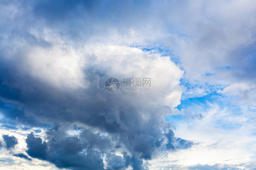 夏日的阴云蓝色天空中巨大的黑暗雨云图片