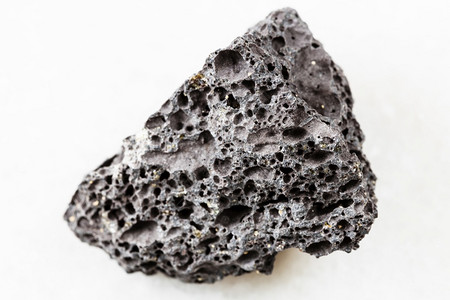地质采集的天然矿物样本查封白大理石底的未污染黑宝石岩图片