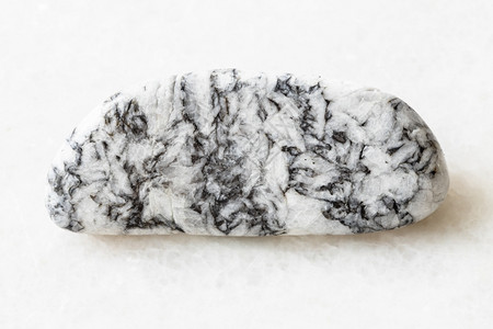 俄罗斯南乌拉尔州Satkinskoe矿床的白色大理石底金上抛光的磁图片