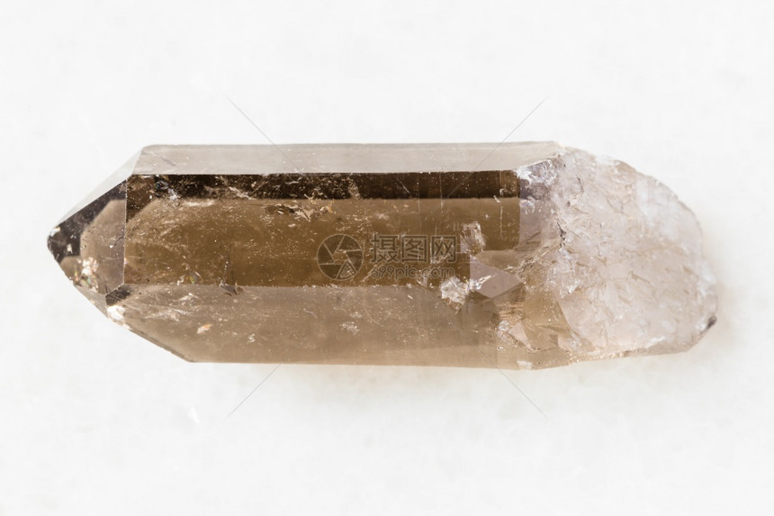 地质采集的天然矿物样本封存俄罗斯科米IntaPelinguichy的白大理石底上SmokyQuartz未粉碎的结晶图片