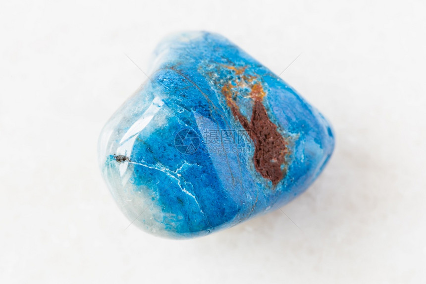 从刚果加丹地质采集的天然矿物样本白色大理石底的Shatttuckite岩石图片