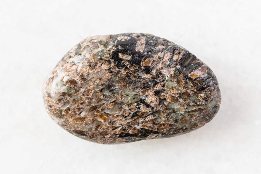 从科拉半岛Khibibiny的地质采集中的天然矿物样本白大理石底的抛光泰坦岩Spene岩图片