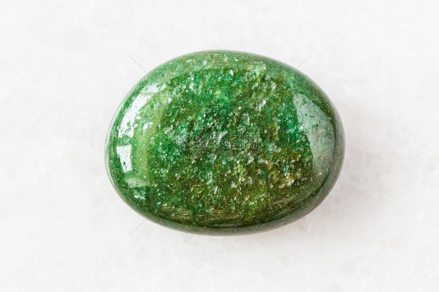 印度地质采集的天然矿物样本印度白大理石背景上的绿色Aventurine宝石图片