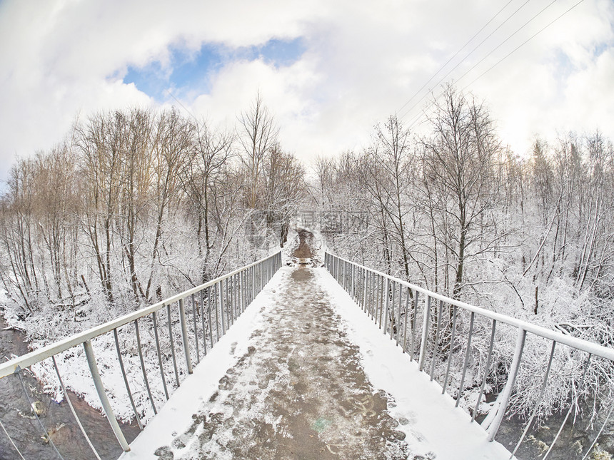 冬季在河上过桥俄罗斯图片
