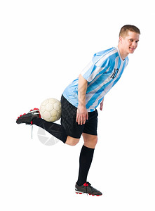 足球运动员踢足球形象图片