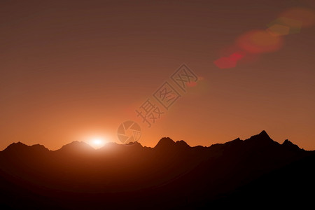山中的落日图片