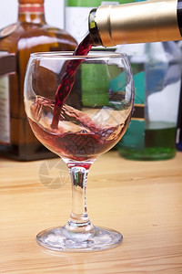 有玻璃的酒杯红色葡萄酒瓶子图片