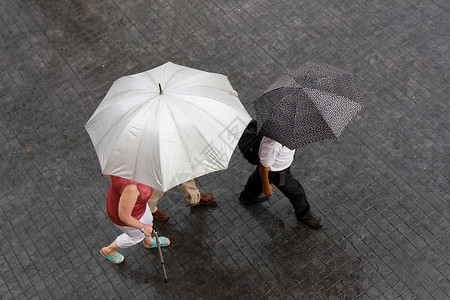 下雨天打伞走路的人图片