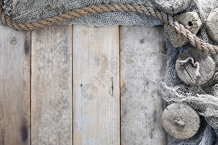 灰色的老装有木制背景鱼网和绳索邋遢图片
