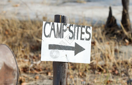 箭露营地签字直接去博茨瓦纳的露营区地背景图片