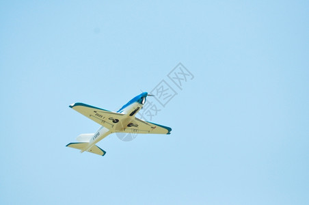 空中飞行的小飞机背景图片