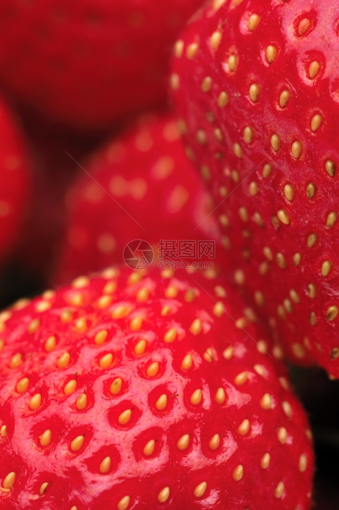 新鲜的草莓贴近镜头图片