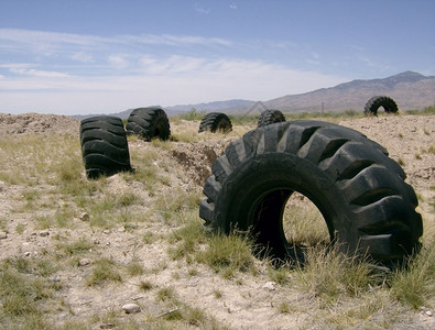 农场沙漠中的废弃轮胎图片
