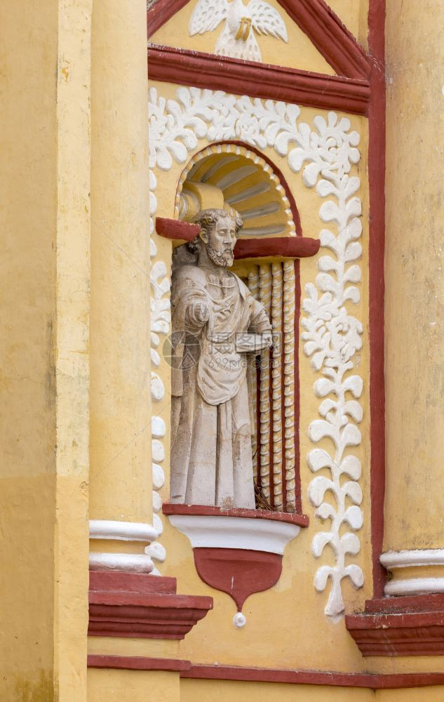 恰帕斯墨西哥历史教堂外墙上的宗雕像会门户14图片