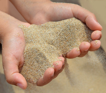 小孩手握沙子成爱心形状图片
