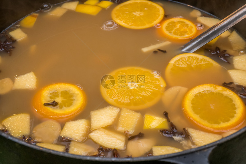 水果的实中有橘子和苹果的水有新鲜饮料锅有机的果汁图片