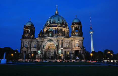 柏林教堂夜色城市图片