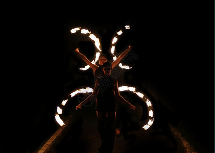 人们夜里火热的美丽舞蹈马戏团的图片