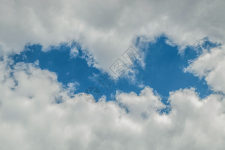 云彩缝隙间的蓝天图片