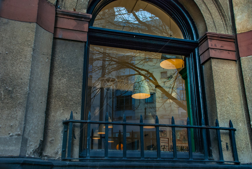 反射餐厅窗户的镜反光美极了咖啡店正面图片
