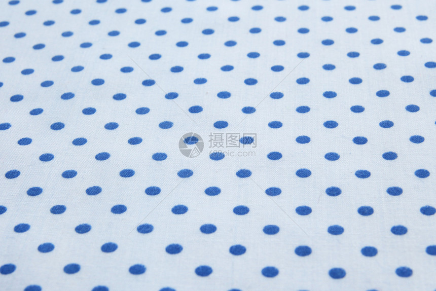 质地白棉布在蓝色波尔卡点上的背景和纹理蓝色的织物图片