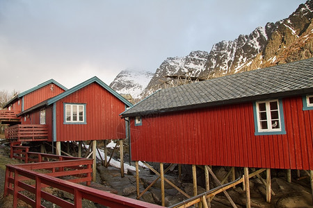 海边的红色房子背景图片
