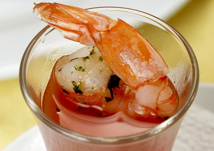吃喝玻璃虾鸡尾酒杯食物和饮料餐高清图片