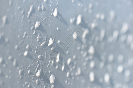 围墙雨材料在聚氯乙烯中白光滑的墙壁上水滴紧贴于图片