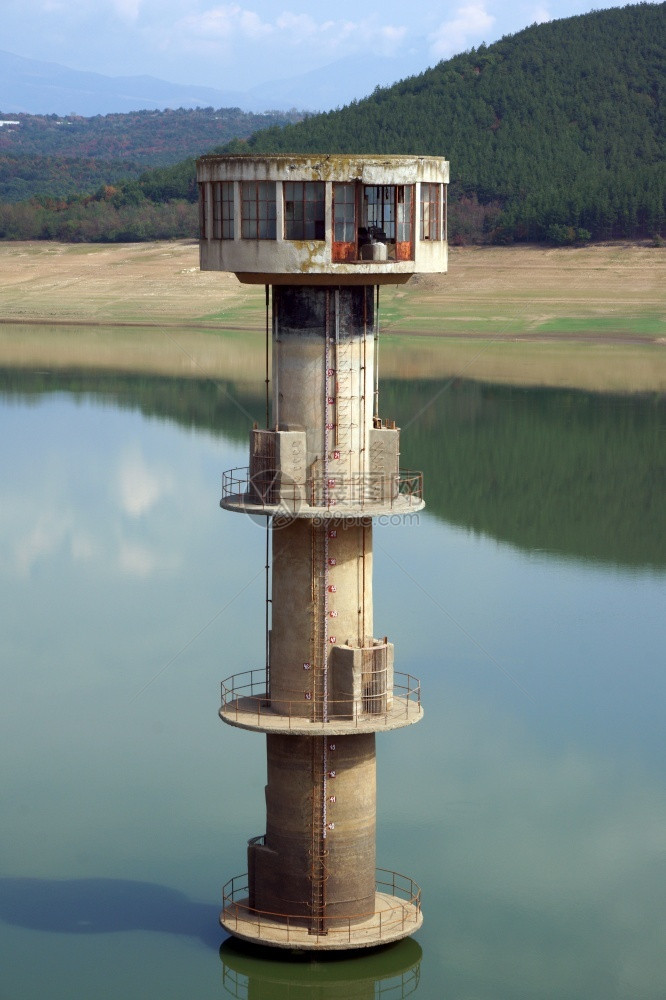 结构体录取空大坝中的水进塔具体图片