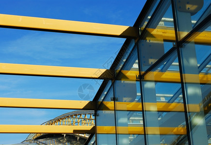 与天空蓝黄相接的黄色金属设计建筑图片