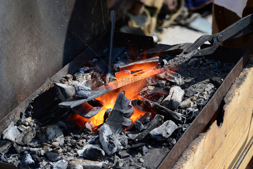 史密斯热的铁匠锻造金属和火细节马蹄铁图片