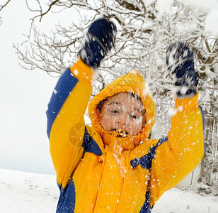 在雪中玩耍小男孩图片
