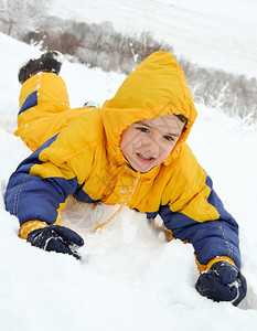 在雪中玩耍小男孩背景图片