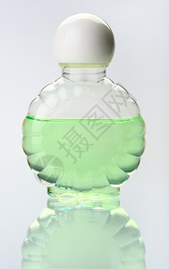 它的绿色装有洗发水和玻璃中反射的透明瓶子清除图片