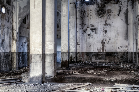 肯尼城市衰变旧金熔炼厂内有柱石部的冶炼图片