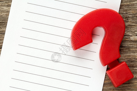 笔记红色的标带有塑料问号的注纸图片