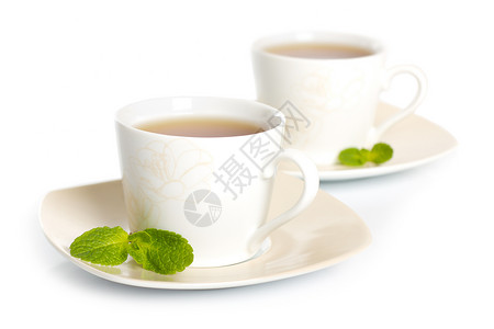 桌上放置的两杯茶水图片