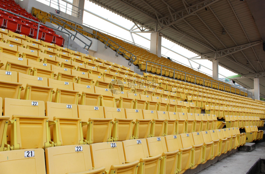 排运动竞赛体育场总看台的黄色座位图片