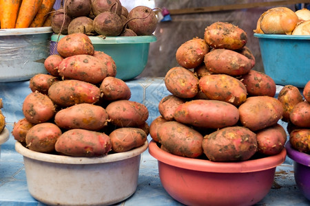 素食主义者店铺市场柜台两桶马铃薯生的图片