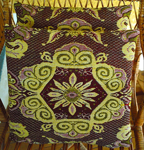 手工制作的带有刺绣的旧羊毛枕套优质的装饰风格图片